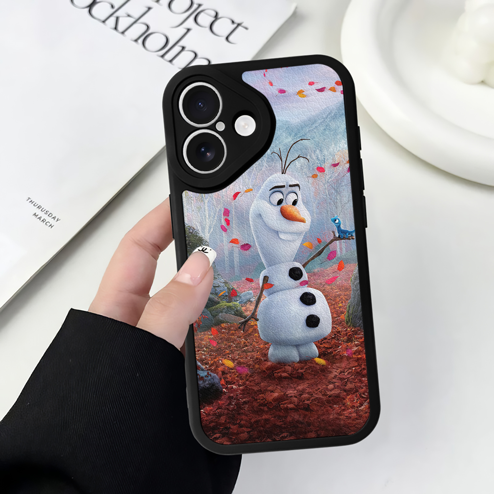 （画像用） アナと雪の女王 アンナ エルサ Frozen Anna Elsa 【iPhone 16シリーズ対応】シリコンスマホケース（レザー調） 材質：シリコン